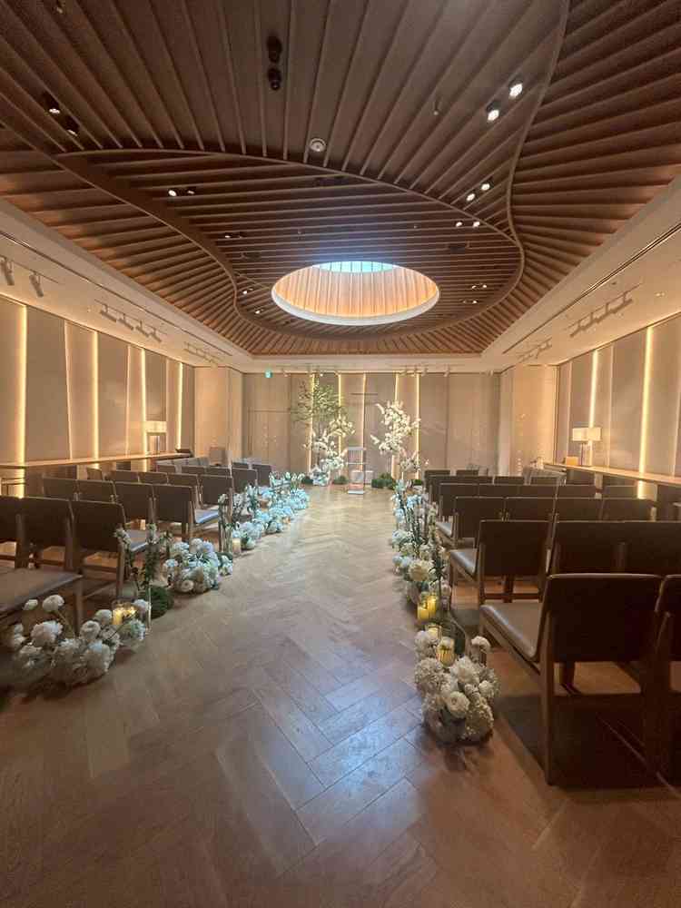 印象的な挙式会場。天窓は開閉可能で、新郎新婦退場時から開けたりすることで演出になる。