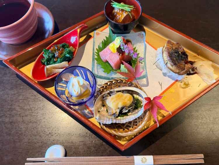 前菜から高級食材を使用した、立派なプレートをいただきました。