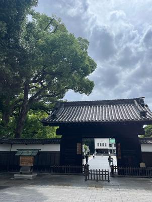 文化財の正門と桜の写真。挙式予定の3月には桜が咲くよう。こちらで記念撮影もできる。