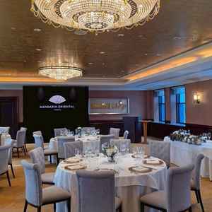 小さめの披露宴会場です。シャンデリアが綺麗でした。