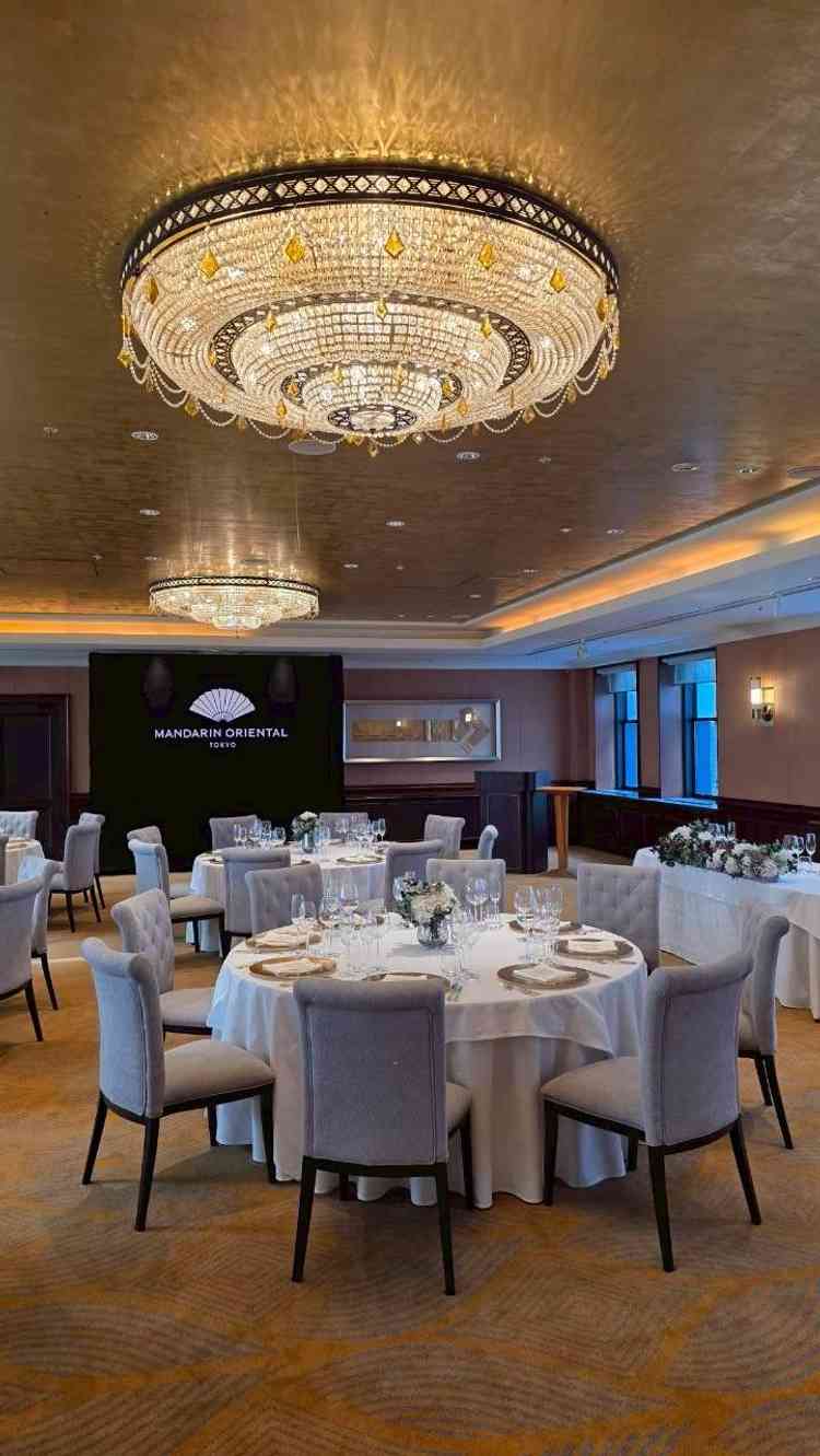 小さめの披露宴会場です。シャンデリアが綺麗でした。