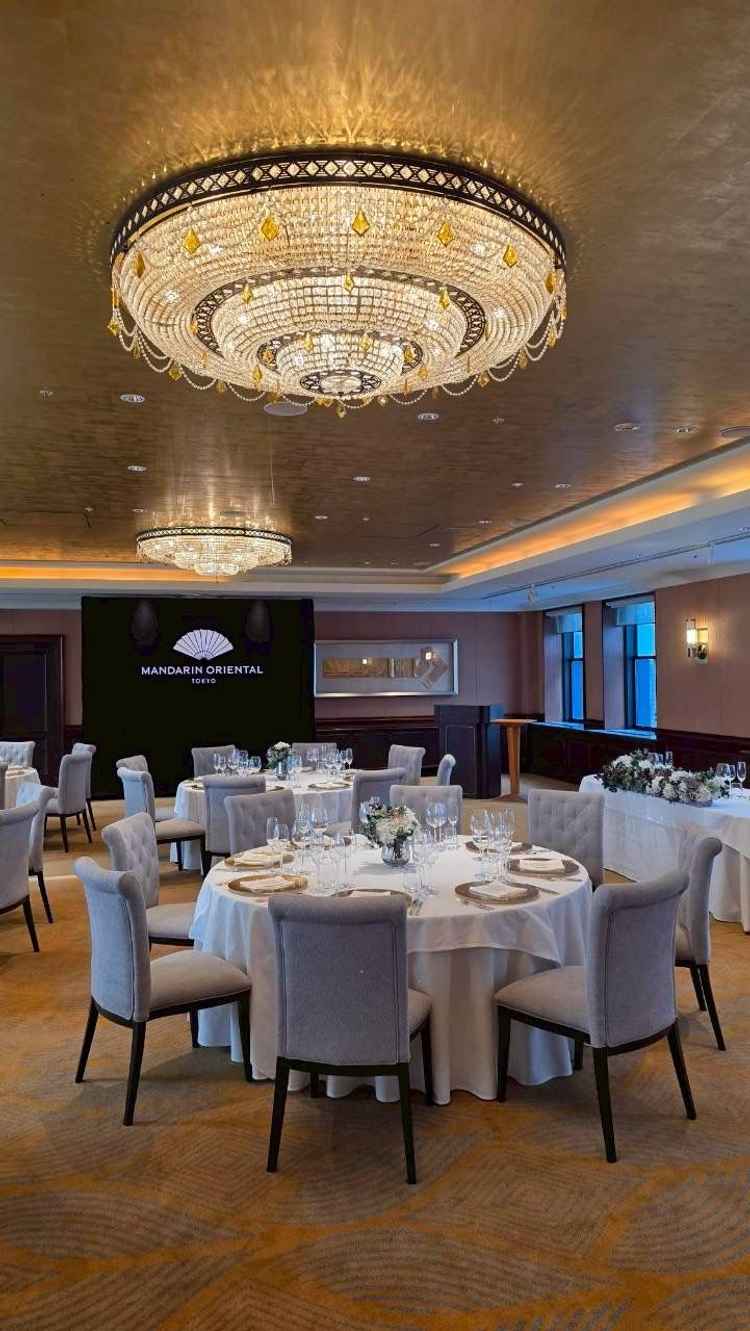 小さめの披露宴会場です。シャンデリアが綺麗でした。