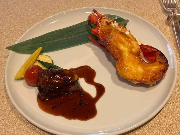 料理。前菜・スープ・メインを出して頂いた。エビがとても美味しくて気に入った。