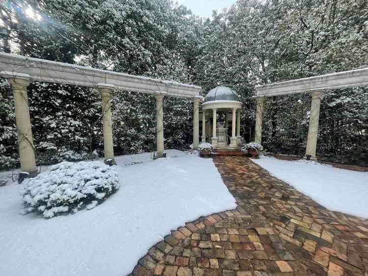 本館の披露宴会場からアクセス可能な庭。デザートビュッフェなどを設置できる。