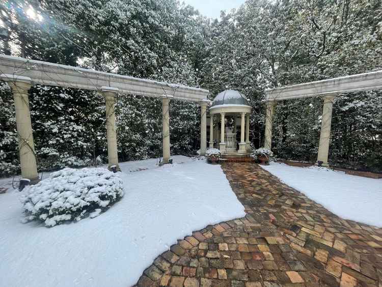 本館の披露宴会場からアクセス可能な庭。デザートビュッフェなどを設置できる。