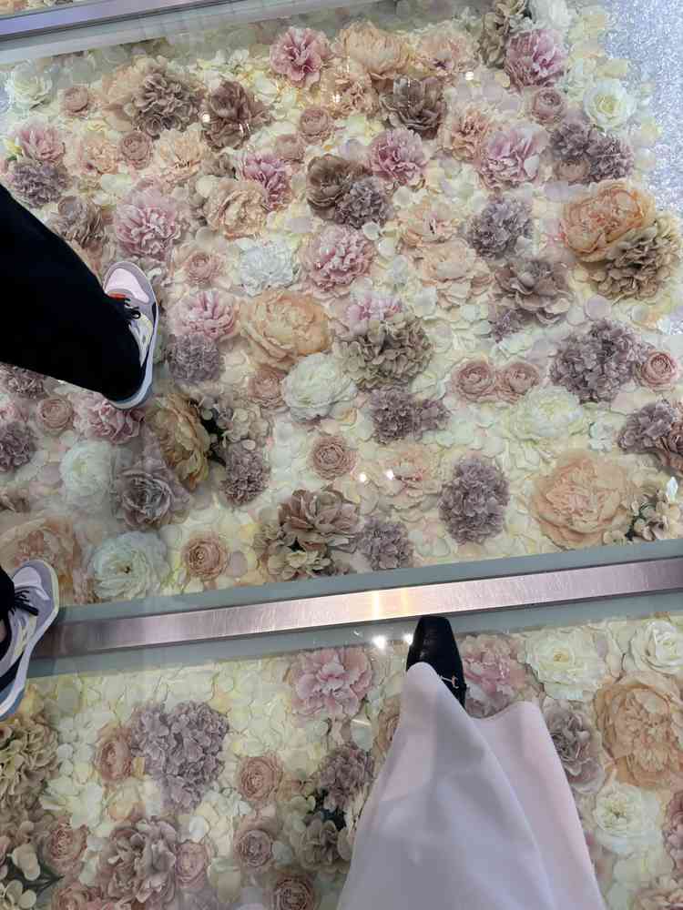 チャペルのもう二つめの場所。床はお花が敷き詰められていてかわいらいチャペル。