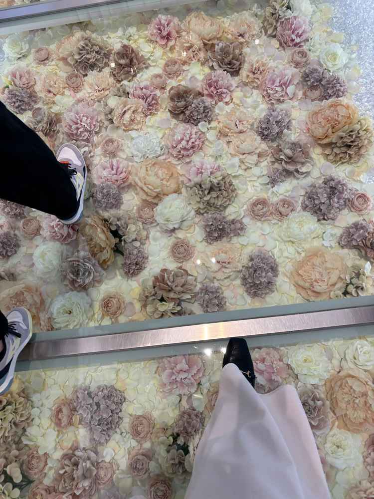 チャペルのもう二つめの場所。床はお花が敷き詰められていてかわいらいチャペル。