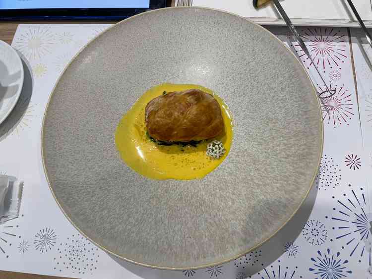 試食でいただいた魚のパイ包み。アニヴェルセルといったらコレ！という料理らしく、非常に美味しかったです