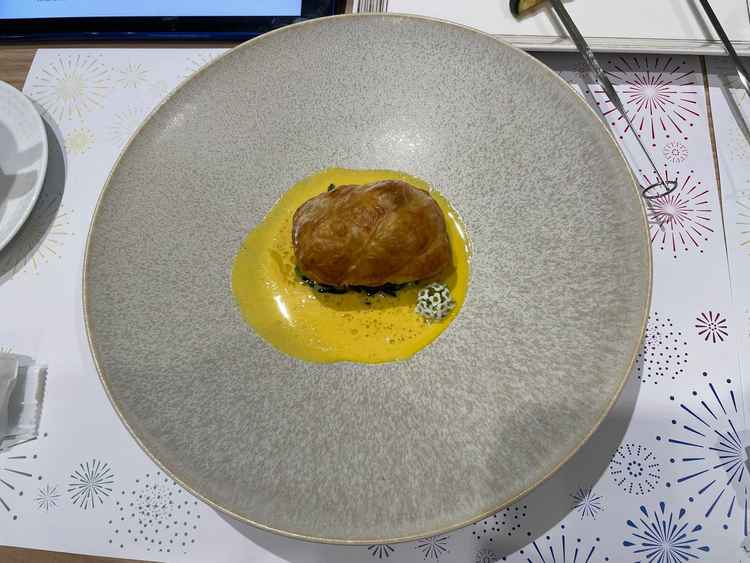 試食でいただいた魚のパイ包み。アニヴェルセルといったらコレ！という料理らしく、非常に美味しかったです