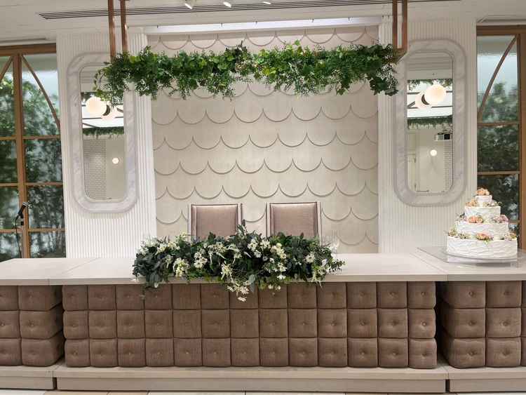 7階の披露宴会場で、木目調の白を基調とした空間。