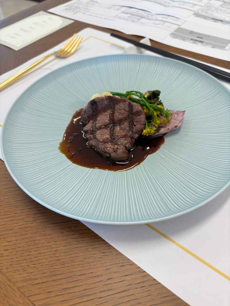 お肉料理。ソースも美味しかった。結婚式でお肉料理はメインかと思うので安心の味でした。