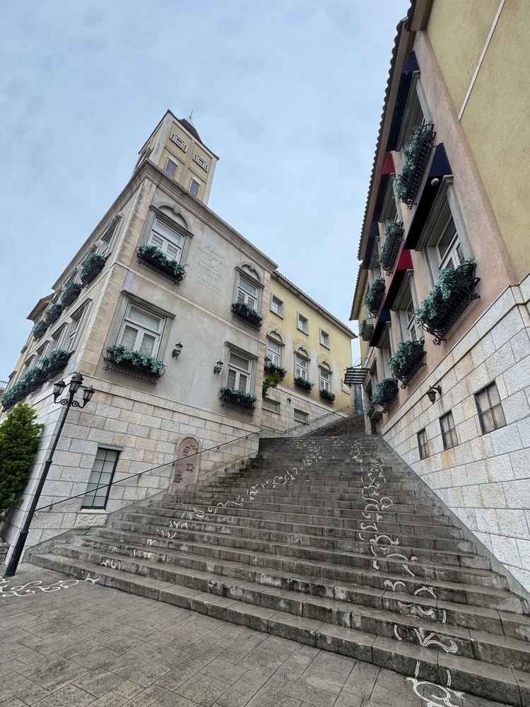 素敵な階段が式場へと続きます。イタリアの街並みをイメージされているそうです。