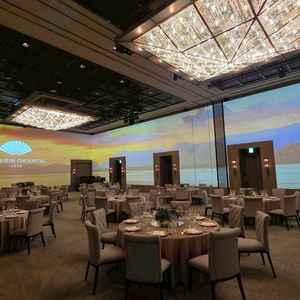 披露宴会場です。プロジェクションマッピングが迫力がありました。