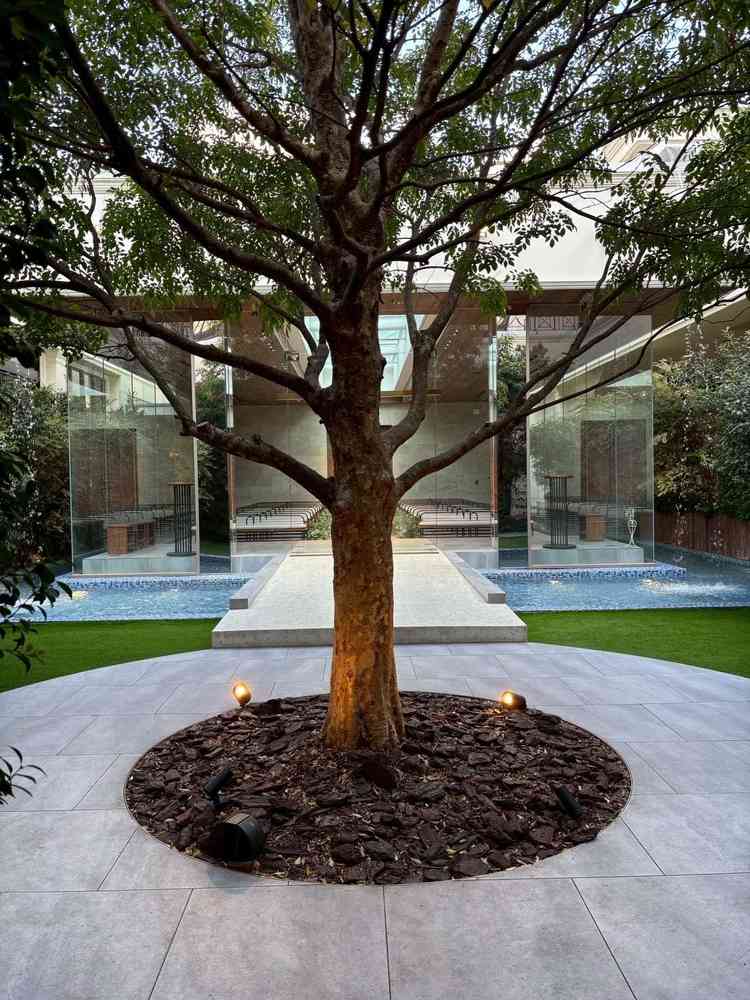 挙式会場前に木と滝があり、フォトスポットとして素敵な場所でした。当会場で一番綺麗だと感じました。