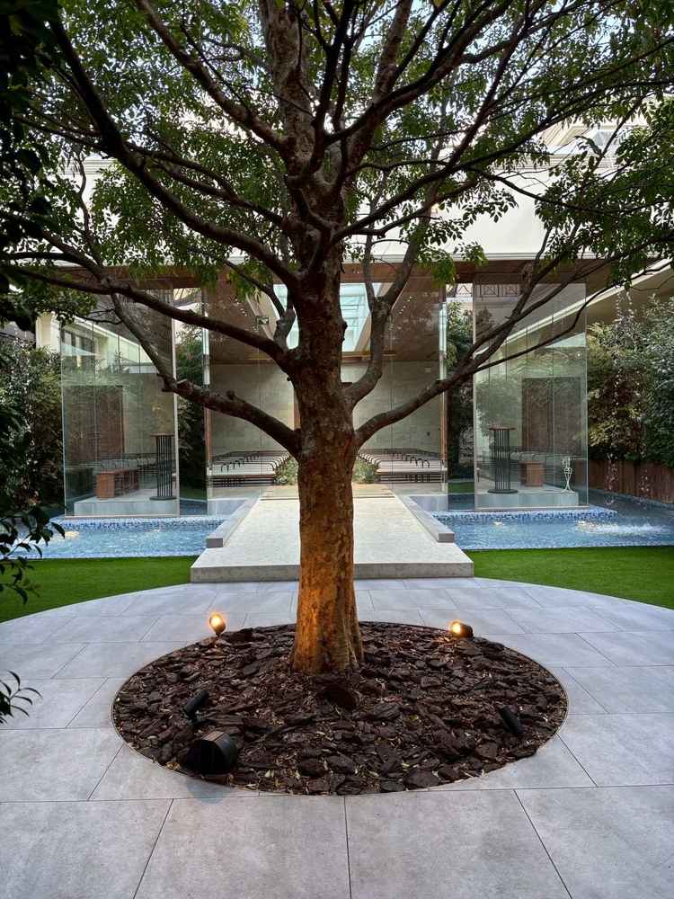 挙式会場前に木と滝があり、フォトスポットとして素敵な場所でした。当会場で一番綺麗だと感じました。