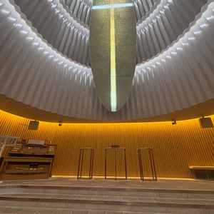 祭壇が何段かあり、高いところに設置されています。ゲストから間近で見られないのでありがたい気がします。