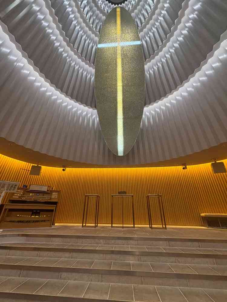 祭壇が何段かあり、高いところに設置されています。ゲストから間近で見られないのでありがたい気がします。