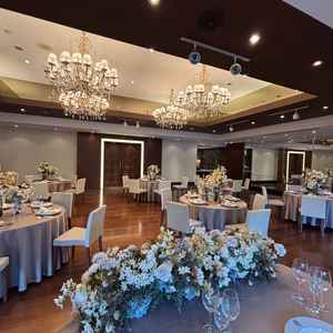 披露宴会場は背景に緑もあり爽やか、オープンキッチンも楽しめる。華やかさもあり素敵な時間になりそう♪