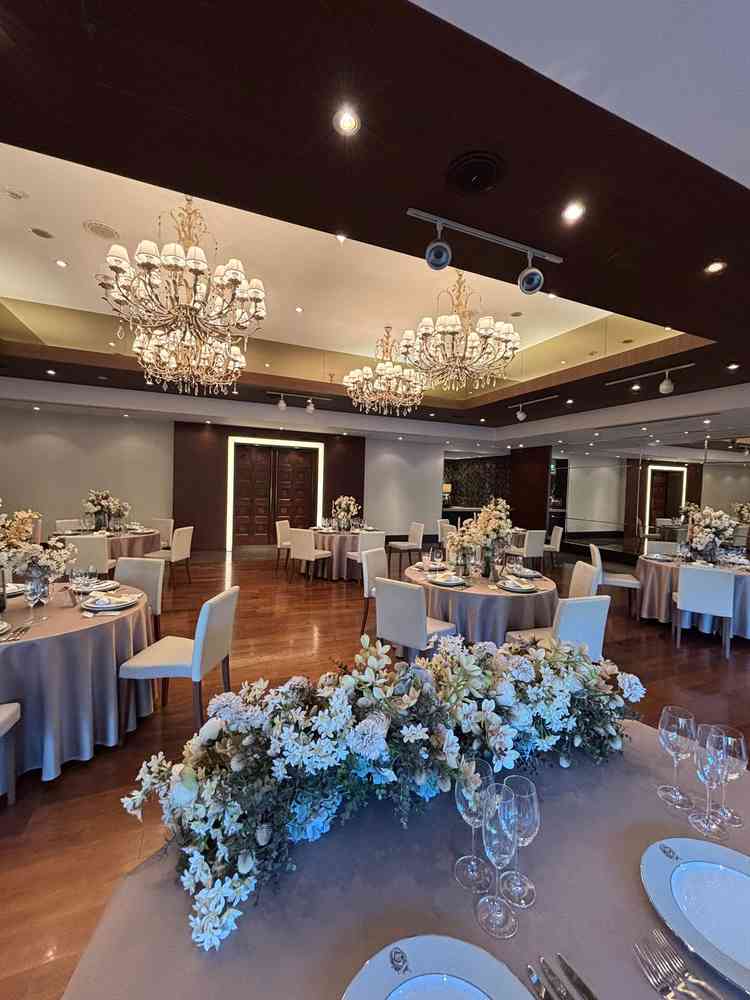 披露宴会場は背景に緑もあり爽やか、オープンキッチンも楽しめる。華やかさもあり素敵な時間になりそう♪