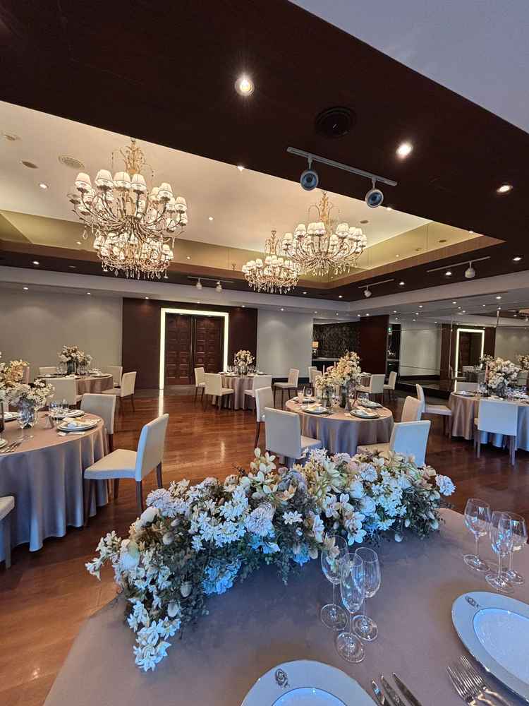 披露宴会場は背景に緑もあり爽やか、オープンキッチンも楽しめる。華やかさもあり素敵な時間になりそう♪