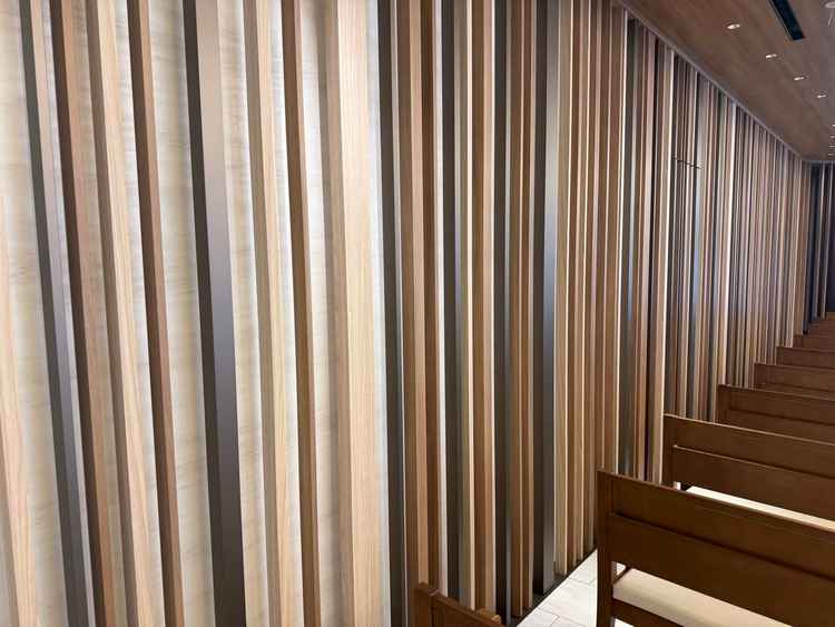 チャペルのサイドにある、木のカーテンのようなものは1枚ずつ色が異なりとてもおしゃれでした。