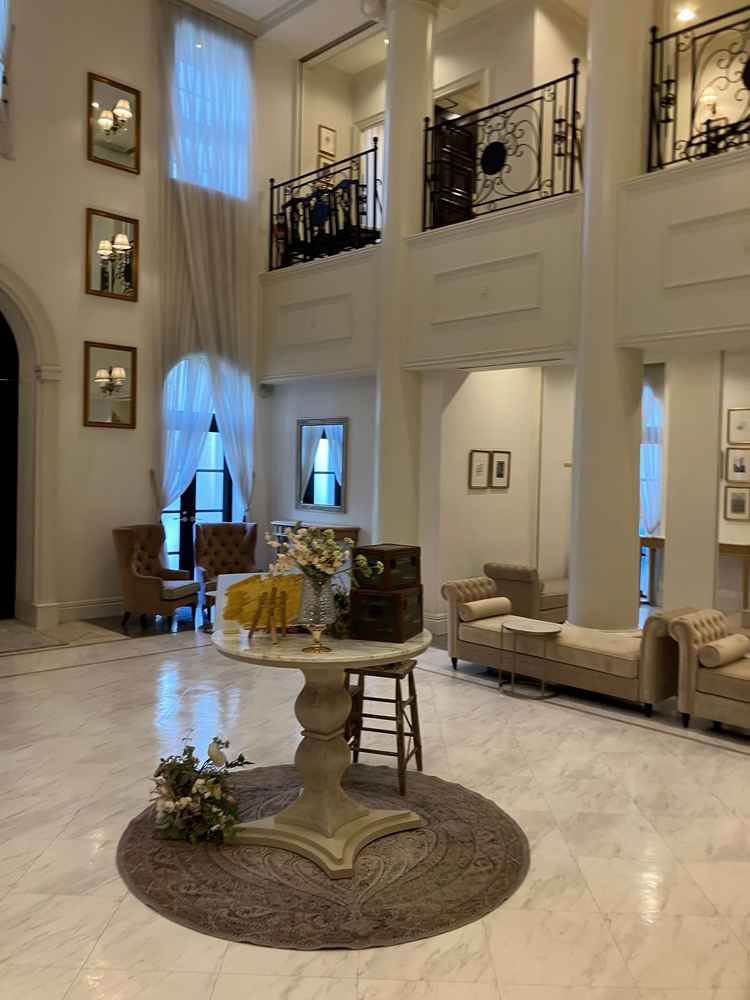 入り口のホール。ここでゲストたちは挙式までの時間を過ごせます。とても居心地良さそうでした。