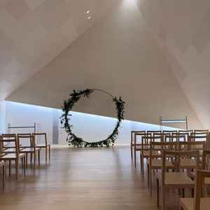 挙式会場。間接照明を使って素敵な空間作りがなされていた。落ち着く雰囲気。