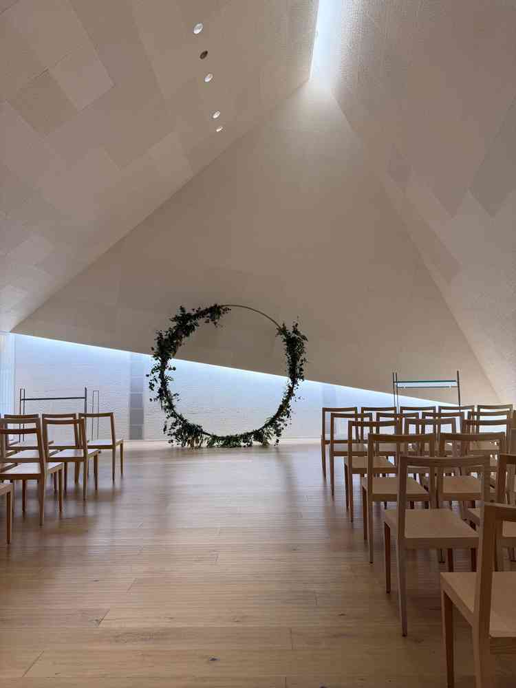 挙式会場。間接照明を使って素敵な空間作りがなされていた。落ち着く雰囲気。