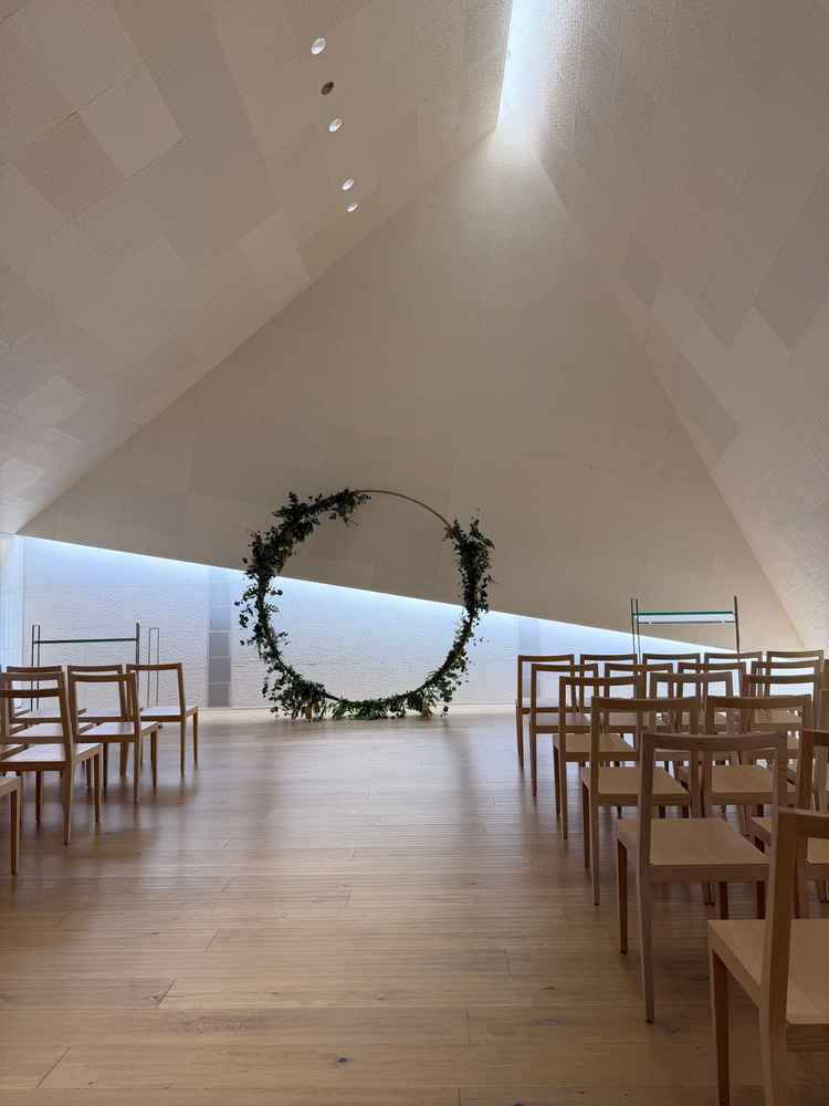 挙式会場。間接照明を使って素敵な空間作りがなされていた。落ち着く雰囲気。