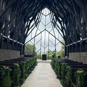 森をテーマにしたチャペル。まるで森の中にいるような、木の温かみを存分に感じることができるチャペル。