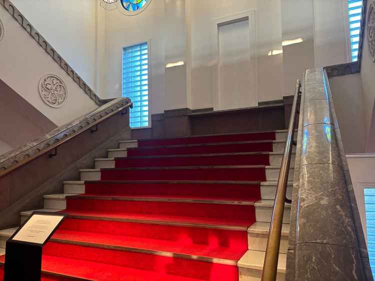 中央部にある階段。赤い色が空間に映えている。