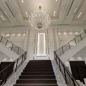 ニューヨーククリスタルの披露宴会場にある大きな階段