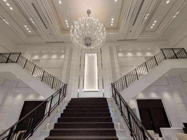 ニューヨーククリスタルの披露宴会場にある大きな階段