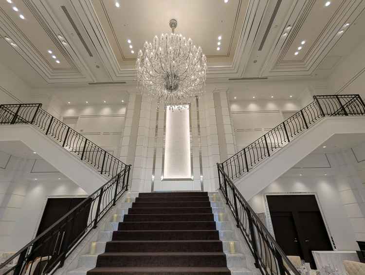 ニューヨーククリスタルの披露宴会場にある大きな階段