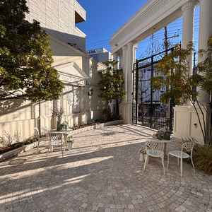 会場入り口も美しいです。装飾が無くても、特別感を感じる建物でした。お姫様感が味わえます。