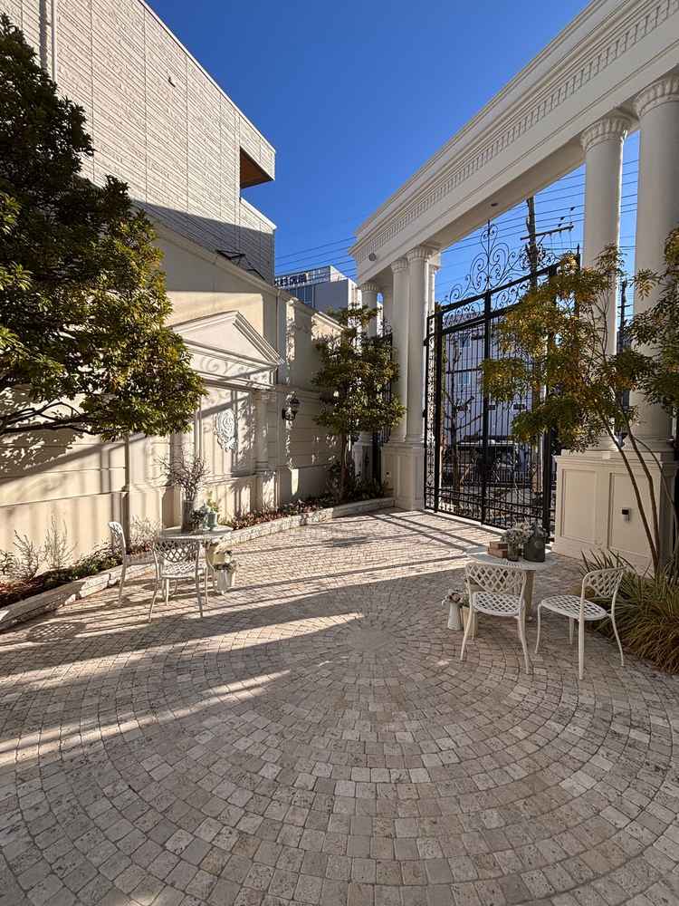 会場入り口も美しいです。装飾が無くても、特別感を感じる建物でした。お姫様感が味わえます。