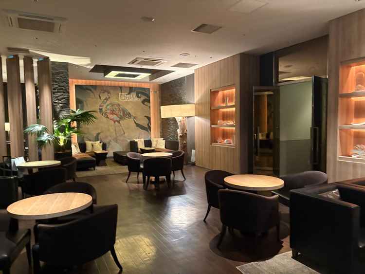 ロビー、待合室。やや暗い印象で閉鎖的か。