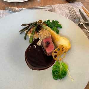 料理は旬の食材を使っており、見た目が美しいだけでなく、味もとても美味しいです。