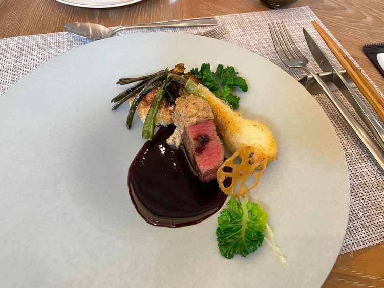 料理は旬の食材を使っており、見た目が美しいだけでなく、味もとても美味しいです。