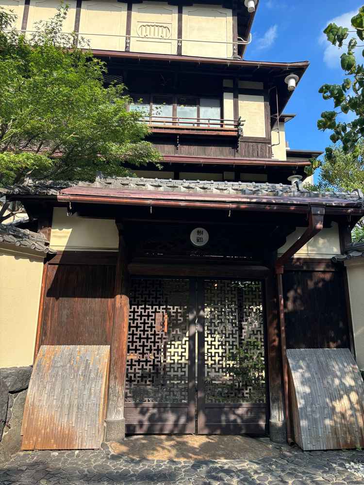 入り口はとても京都らしい雰囲気でした。元々老舗の旅館だったと聞きました。