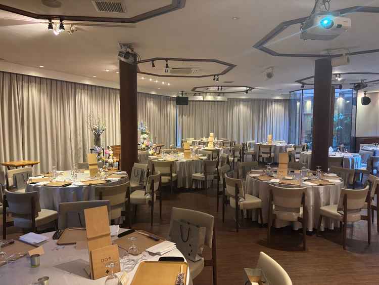 披露宴会場の様子。新郎新婦とゲストの距離がとても近くて良いなと思いました。