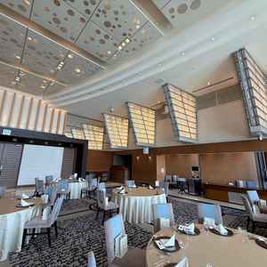 新郎新婦側から見た披露宴会場。後ろには神戸港とポートタワーがあり、太陽光がしっかり入る。