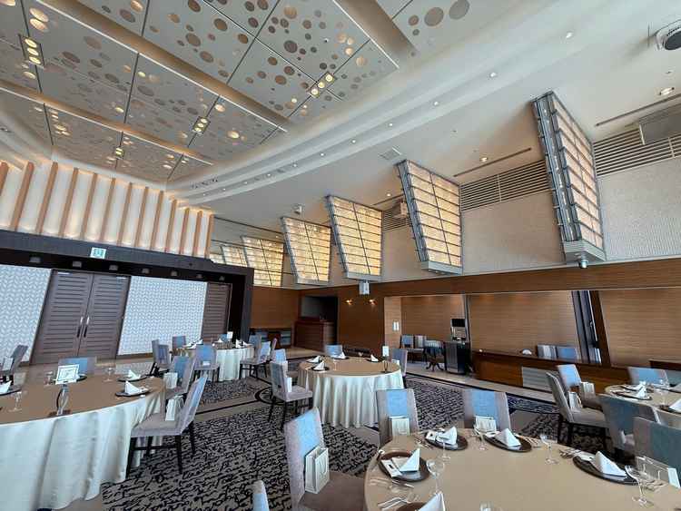 新郎新婦側から見た披露宴会場。後ろには神戸港とポートタワーがあり、太陽光がしっかり入る。