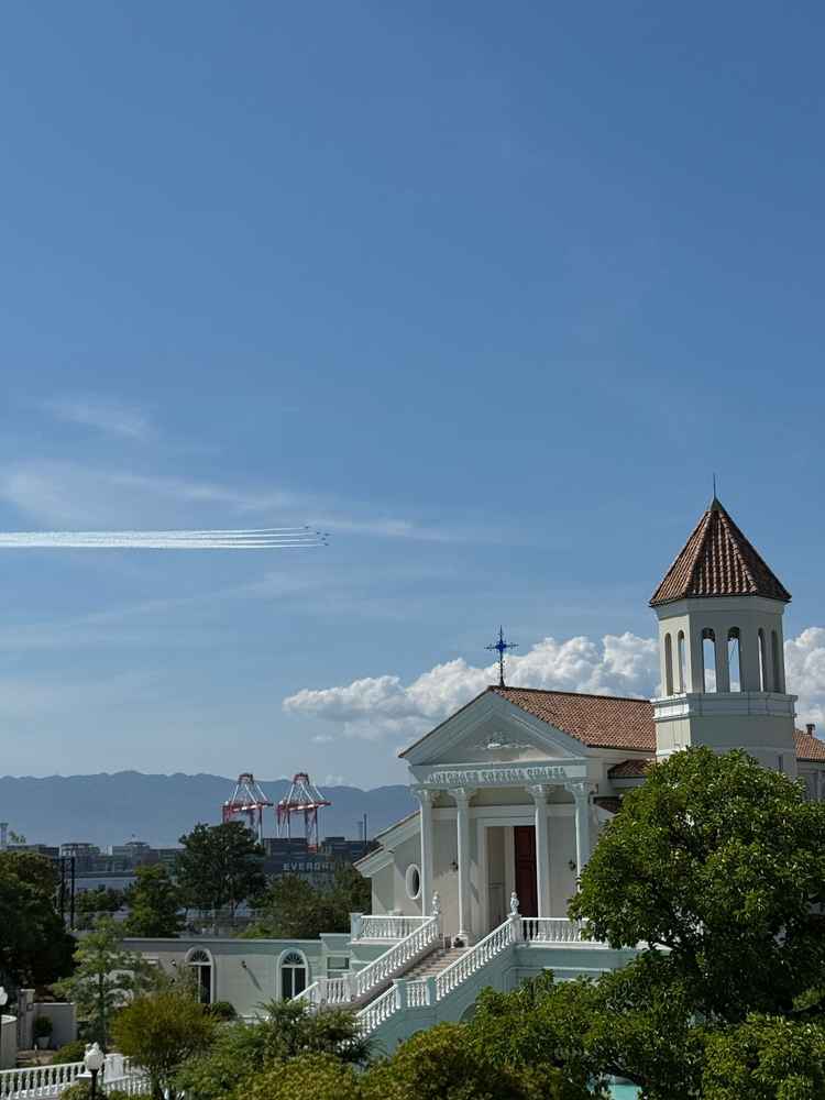 チャペルの上にブルーインパルス