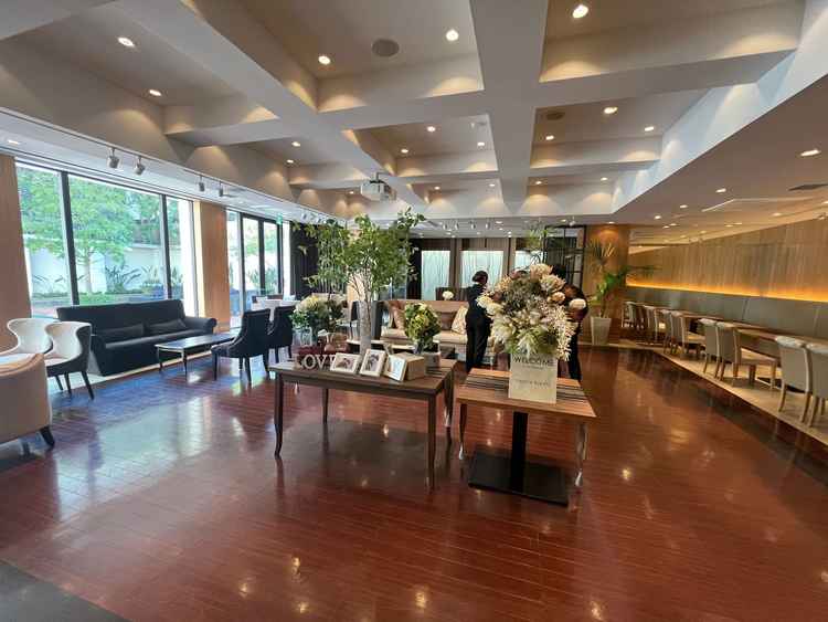 ゲストウェイティングルーム。広々空間でリラックスできそう。