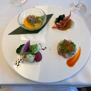 前菜です。人気のメニューを少しずついただきました。どれも絶品です。