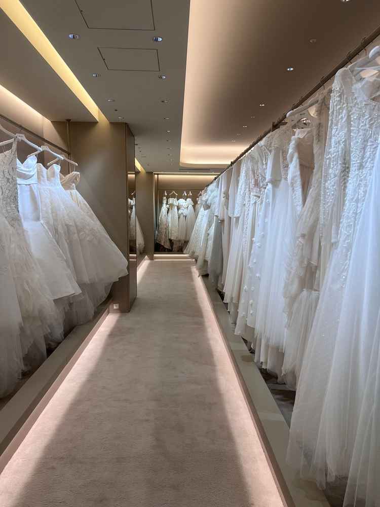 ドレスショップは、海外のものと自社のドレスなど様々。海外のドレスだと70万などあるらしい。