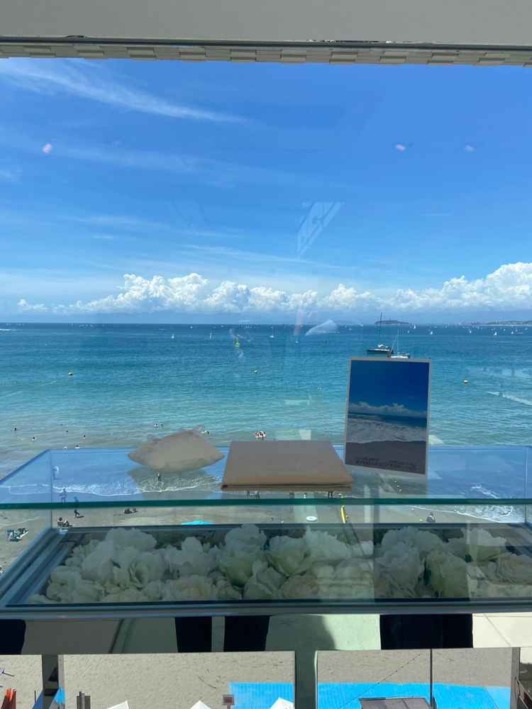 チャペルはまるで海を歩いているかのような配慮が行き届いており非日常感を味わうことができました