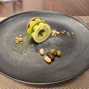 デザート。甘いものが好きな私でもかなり甘くは感じたものの、抹茶が香り美味しかった。