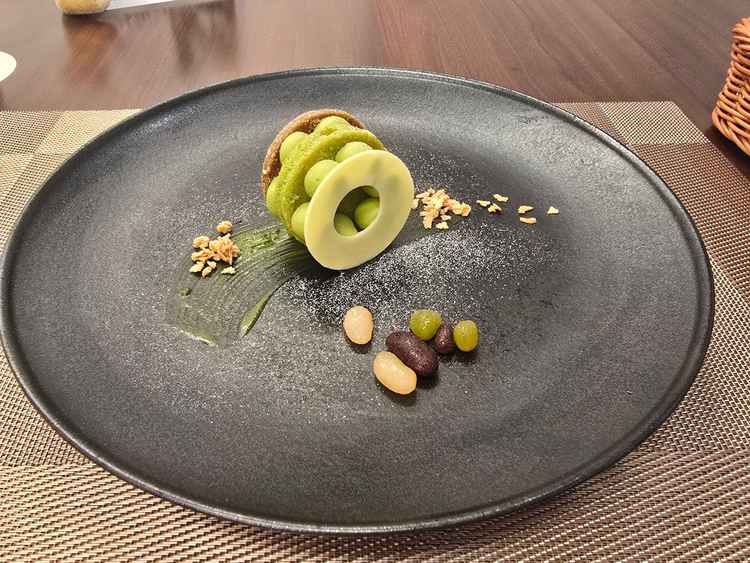 デザート。甘いものが好きな私でもかなり甘くは感じたものの、抹茶が香り美味しかった。